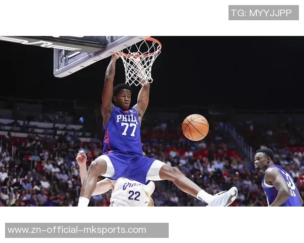 埃奇库姆高空起飞挑战米切罗虽未成功却成功造成犯规 埃奇库姆高空起飞挑战米切罗虽未成功却成功造成犯规