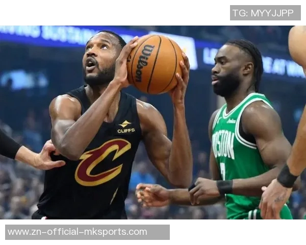 莫布里展现全能进攻能力接队友传球后外线三分精准命中 莫布里展现全能进攻能力接队友传球后外线三分精准命中