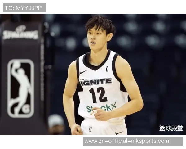 曾凡博突破遭遇压力险些失误及时回传队友化解危机 曾凡博突破遭遇压力险些失误及时回传队友化解危机