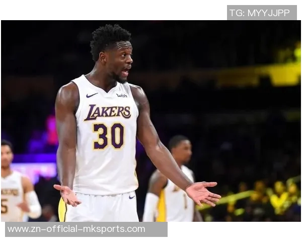 兰德尔上半场表现出色10投6中贡献15分3篮板3助攻数据全面 兰德尔上半场表现出色10投6中贡献15分3篮板3助攻数据全面